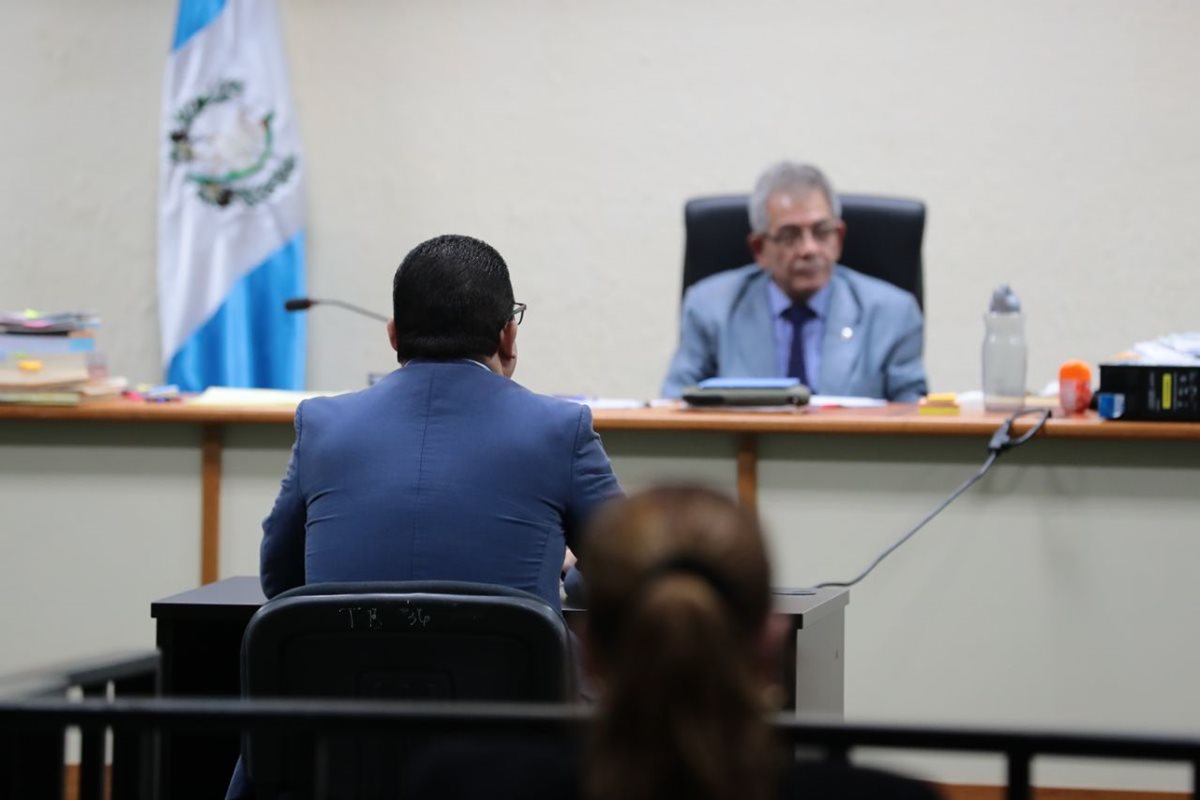 El juez Miguel Ángel Gálvez escucha a Juan Carlos Monzón durante la continuación de la audiencia en anticipo de prueba por el caso Cooptación del Estado. (Foto Prensa Libre: Álvaro Interiano)