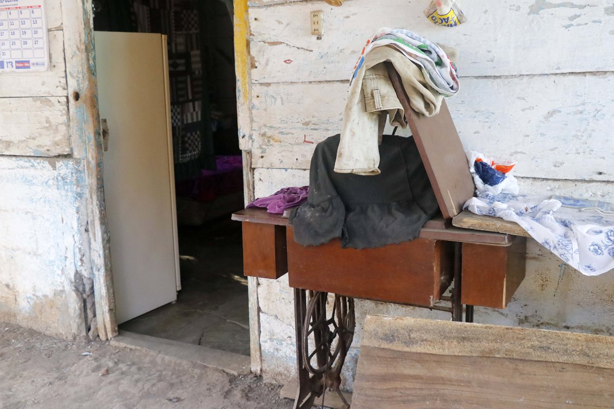 La máquina de coser que usaba Rosa Marroquín para agenciarse de fondos y sacar adelante a sus hijas. (Foto Prensa Libre: Rolando Miranda).