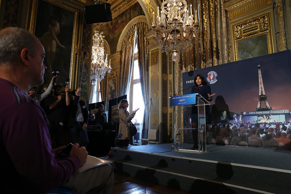 La alcaldesa de París, Anne Hidalgo, habló hoy sobre la apertura de las Fan-Zone durante el desarrollo de la Eurocopa. (Foto Prensa Libre: AFP)