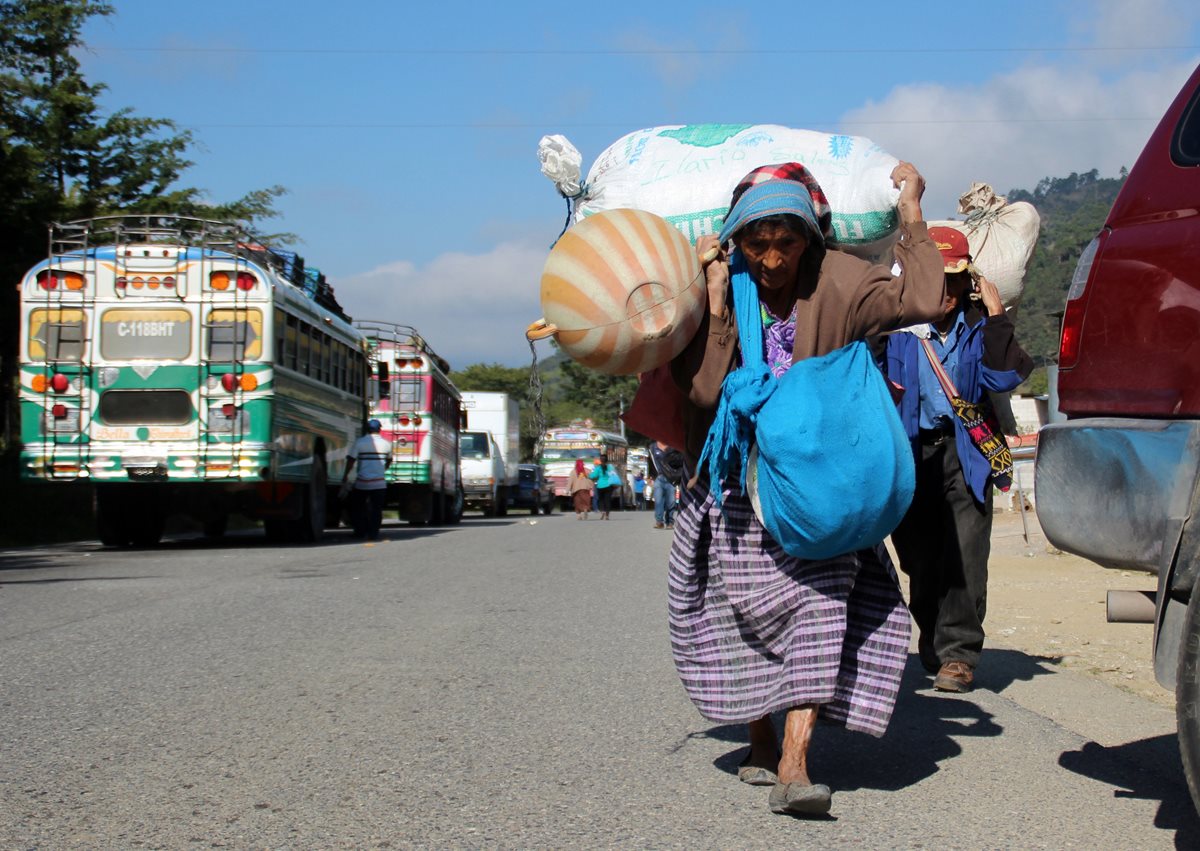 Personas de todas las edades son afectadas con los bloqueos de carreteras. (Foto Prensa Libre: Hemeroteca PL)