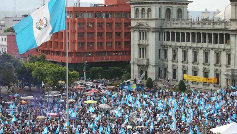 Miles de guatemaltecos toman la Plaza de la Constitución y exigen la renuncia del presidente Otto Pérez Molina. (Foto Prensa Libre: Esbin García)