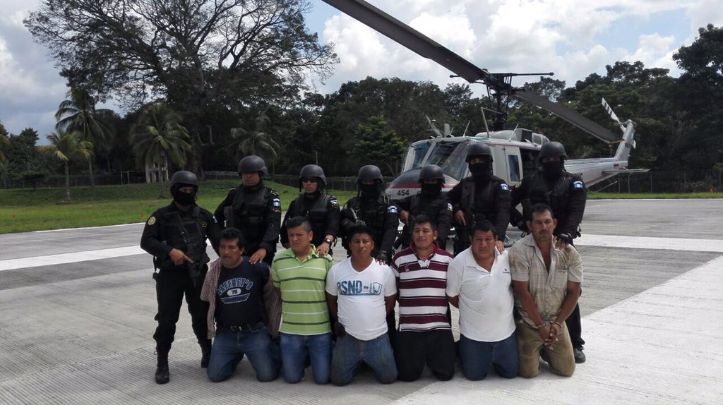 Seis de los aprehendidos son trasladados al aeropuerto de Quetzaltenango por las fuerzas de seguridad. (Foto Prensa Libre: PNC)