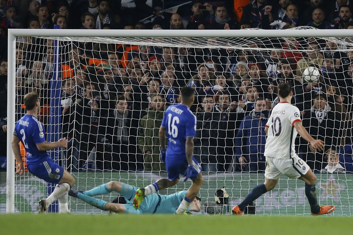 Zlatan Ibrahimovic anota para el PSG el segundo gol. (Foto Prensa Libre: AFP)
