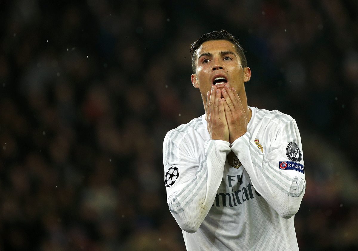 Cristiano Ronaldo se lamenta tras perder una opción de gol contra el PSG. (Foto Prensa Libre: EFE)