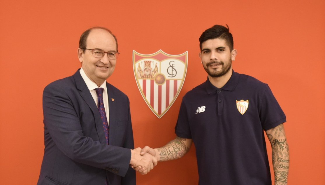 Éver Banega fue presentado este lunes como nuevo jugador del Sevilla. (Foto Prensa Libre: cortesía Twitter Sevilla)