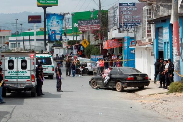 Vehículo donde murió el primo de las víctimas, Edy Chiquitó, en El Tejar, Chimaltenango. (Foto Prensa Libre)
