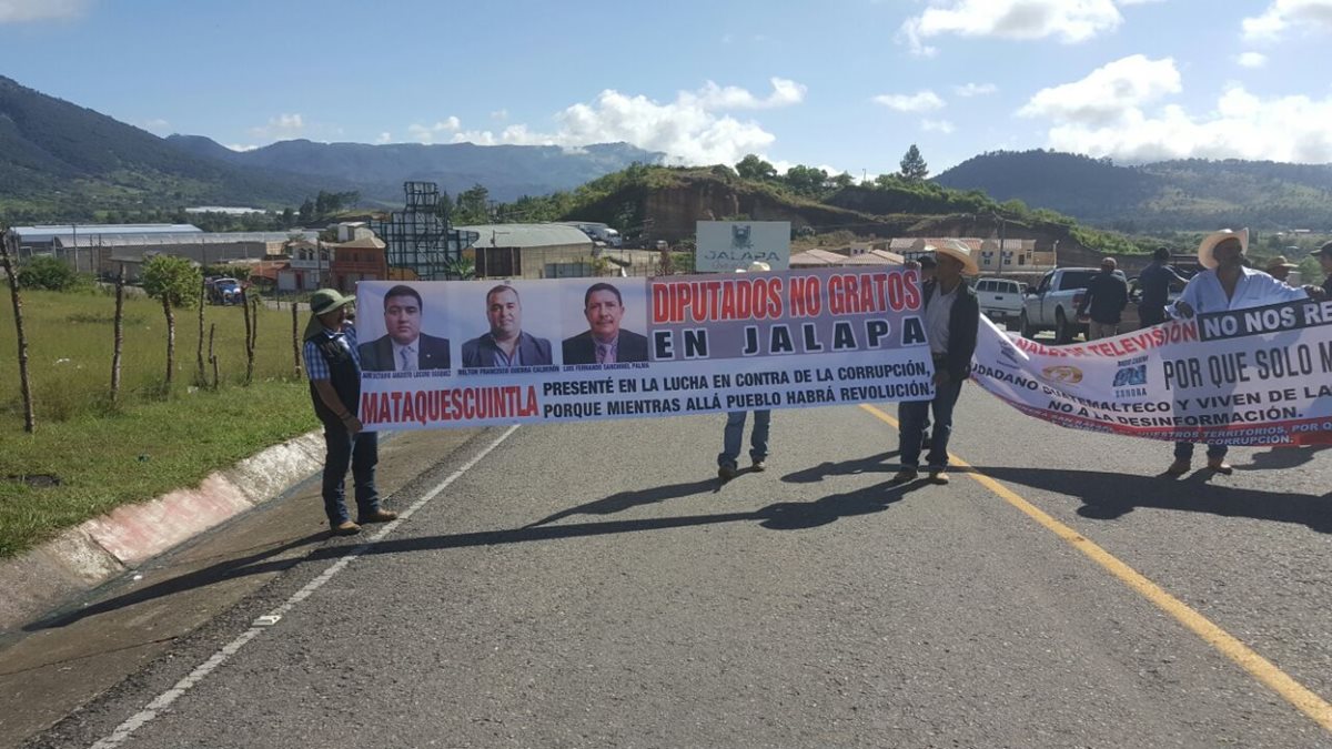 En Jalapa las personas tapan el paso en la carretera y muestran los rostros de los diputados de ese distrito.