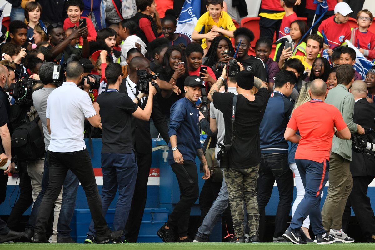 El delantero brasileño atendió a los seguidores del PSG. (Foto Prensa Libre: AFP)