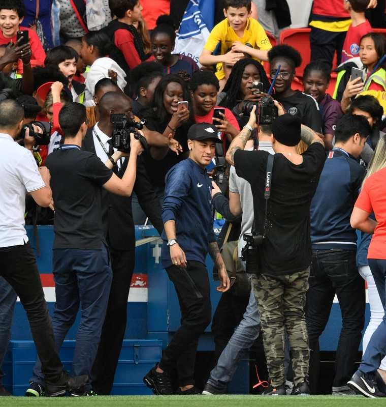 El delantero brasileño atendió a los seguidores del PSG. (Foto Prensa Libre: AFP)