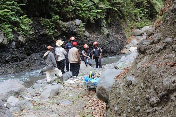 El barranco tiene unos 200 metros de profundida. (Foto Prensa Libre: José Rosales)