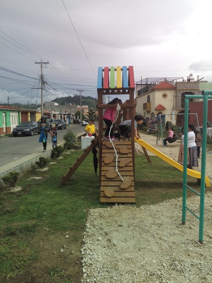 El parque La Niña, en la zona 11 de Quetzaltenango, luce revitalizado con la contribución de vecinos, el Cocode y un arquitecto. (Foto Prensa Libre: Fred Rivera)