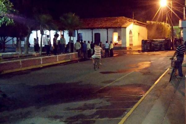 Vecinos observan los daños causados por una turba a un autopatrulla de la PNC. (Foto Prensa Libre: Carlos Grave)<br _mce_bogus="1"/>