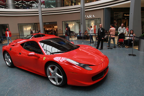 En el centro comercial, se exhiben diferentes modelos. Este es el Ferrari 458 Italia rojo. La exhibición durará 10 días. (Fotomatones Prensa Libre: Estuardo Paredes).