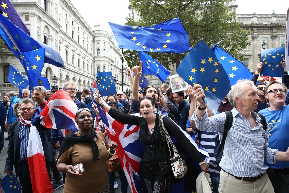 Una foto de archivo tomada el 3 de septiembre del 2016 muestra a manifestantes anti-brexit en Londres.(Foto Prensa Libre: AFP).