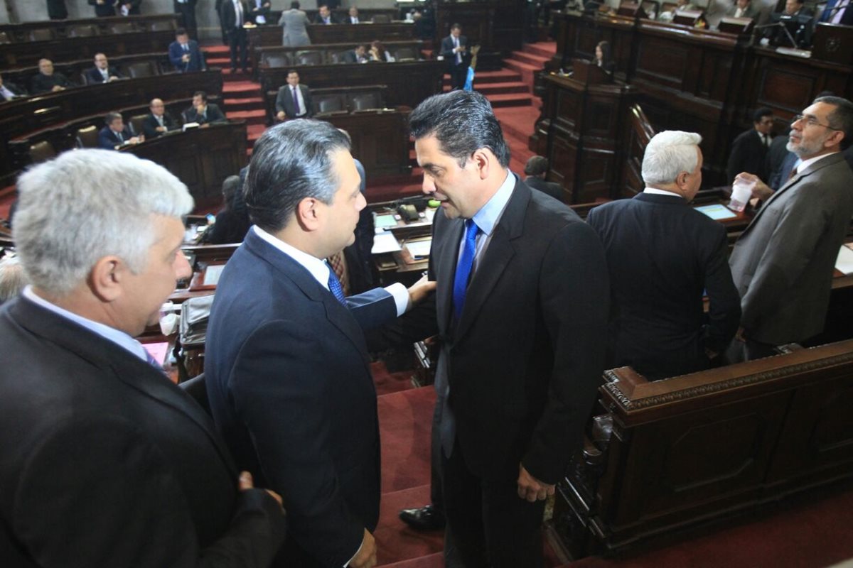 Los oficialistas Javier Hernández y Armando Melgar Padilla felicitan al nuevo presidente del Congreso, Oscar Chinchilla. (Foto Prensa Libre: Esbin García)