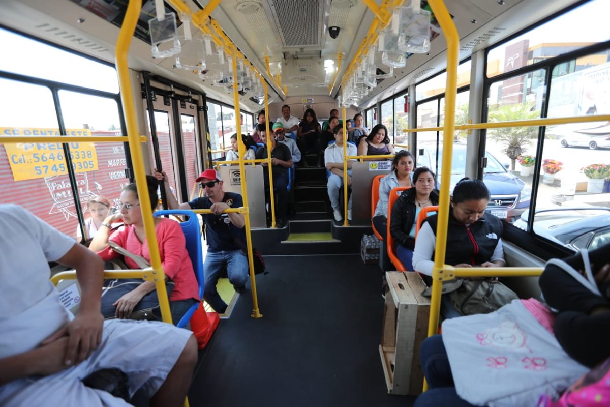El bus eléctrico tiene capacidad para 56 pasajeros. (Foto Prensa Libre: Erick Ávila)