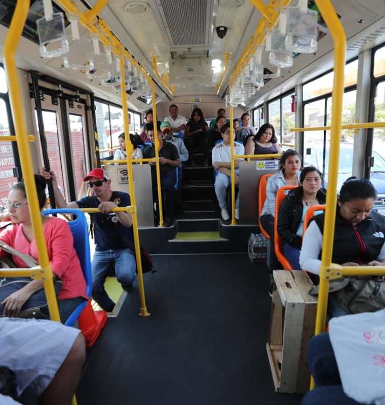 El bus eléctrico tiene capacidad para 56 pasajeros. (Foto Prensa Libre: Erick Ávila)