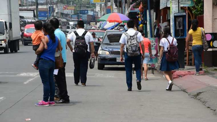 Estudiantes caminan por una calle de la cabecera departamental de Escuintla. (Foto Prensa Libre: Enrique Paredes)