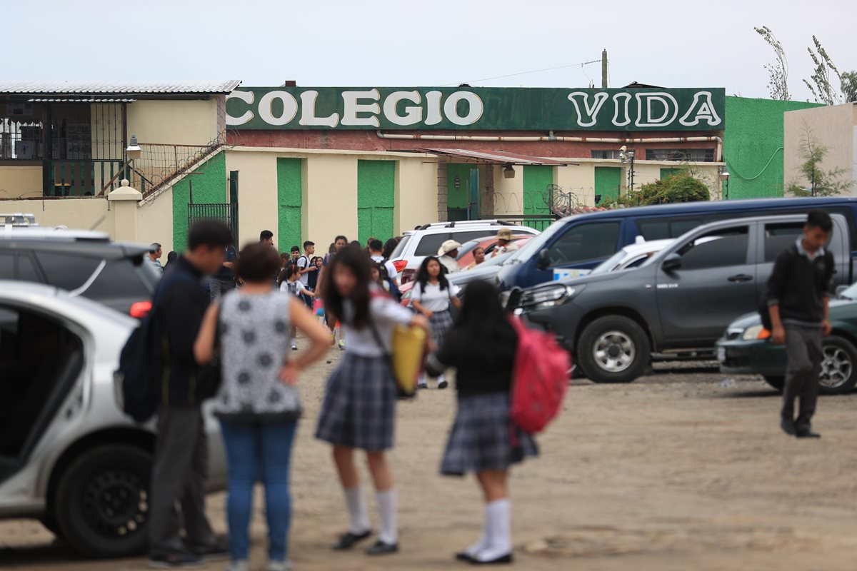 Colegio Cristiano Vida, ubicado en zona 6 de Villa Nueva, en donde padres denuncian que han sido obligados a que los niños que están solventes de pagos usen un brazalete. (Foto Prensa Libre: Carlos Hernández)