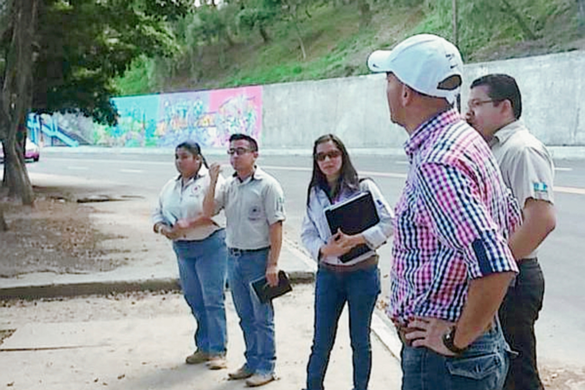 Personas de CONRED revisan las instalaciones del estadio Mateo Flores. (Foto Prensa Libre: Marcela Morales)