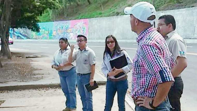 Personas de CONRED revisan las instalaciones del estadio Mateo Flores. (Foto Prensa Libre: Marcela Morales)