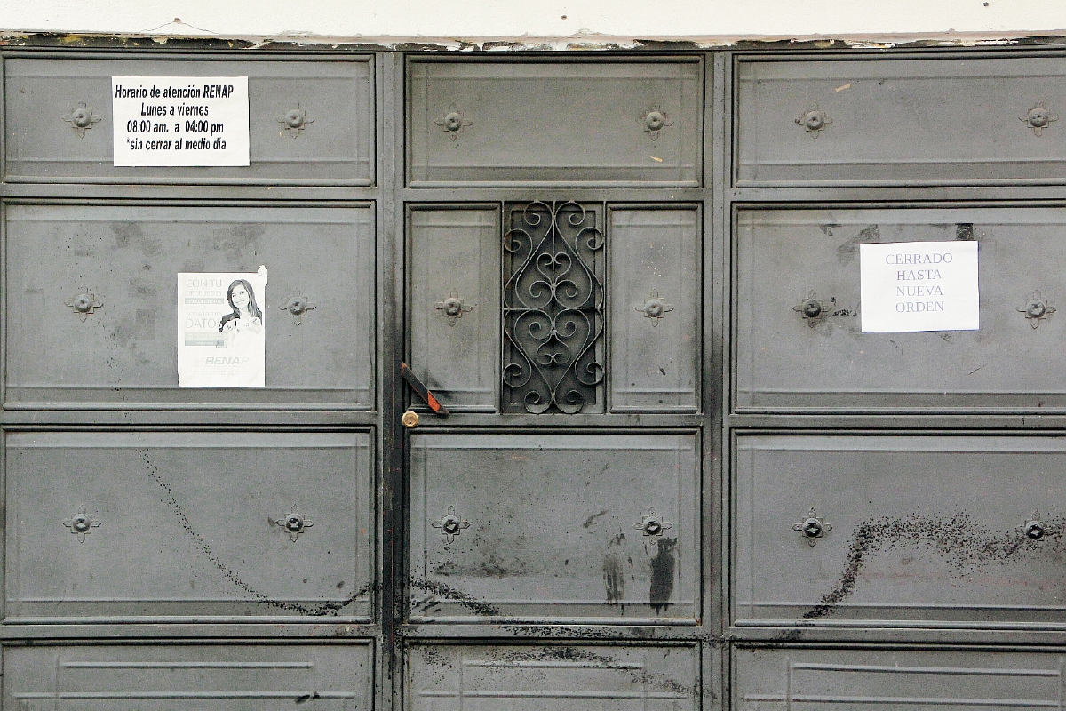 En la puerta  de la sede del Renap en la cabecera de Sololá, los pobladores encontraron un aviso de cierre  por tiempo indefinido. (Foto Prensa Libre: Ángel Julajuj)