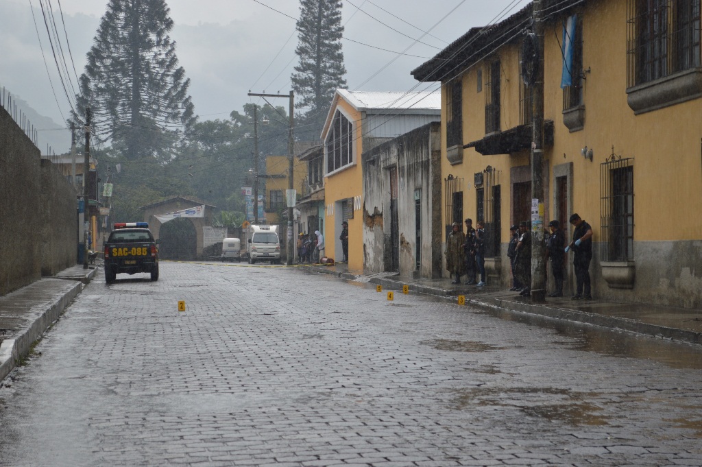 Autoridades resguardan el lugar donde fue atacado a balazos Luis Enrique Vásquez, en Jocotenango, Sacatepéquez.