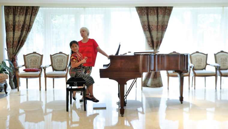 La guatemalteca Yahaira Tubac recibió una clase magistral con la pianista rusa Larissa Belotserkosvkaia, en la residencia del embajador del mencionado país. (Foto Prensa Libre: Pablo Juárez Andrino)