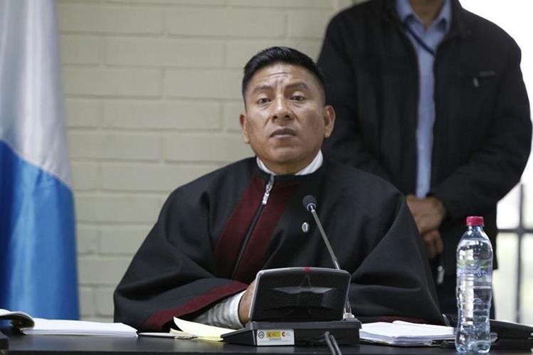 El juez Pablo Xitumul asegura que es vigilado y fue insultado por un hombre y fotografiado por policías. (Foto Prensa Libre: Hemeroteca)