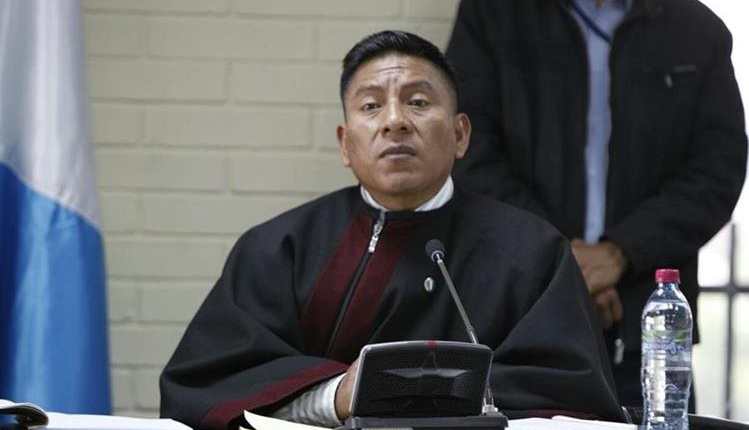 El juez Pablo Xitumul asegura que es vigilado y fue insultado por un hombre y fotografiado por policías. (Foto Prensa Libre: Hemeroteca)