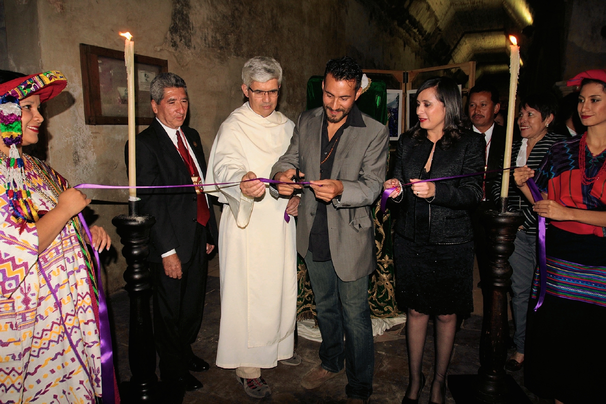 Leonel Mijangos  (centro) inaugura la galería fotográfica Tempus Cuaresma, en Antigua Guatemala. (Foto Prensa Libre: Miguel López)