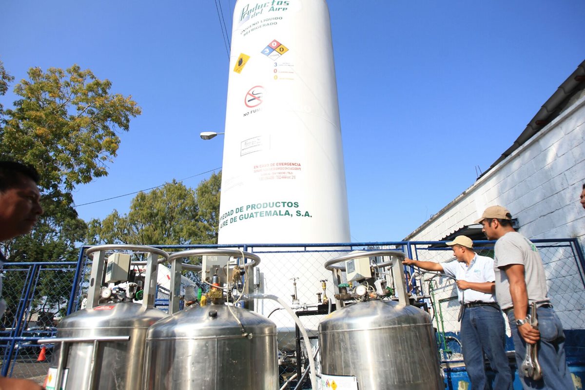 Técnicos reparan una bomba de oxígeno en el Hospital San Juan de Dios. (Foto Prensa Libre: Esbin García)