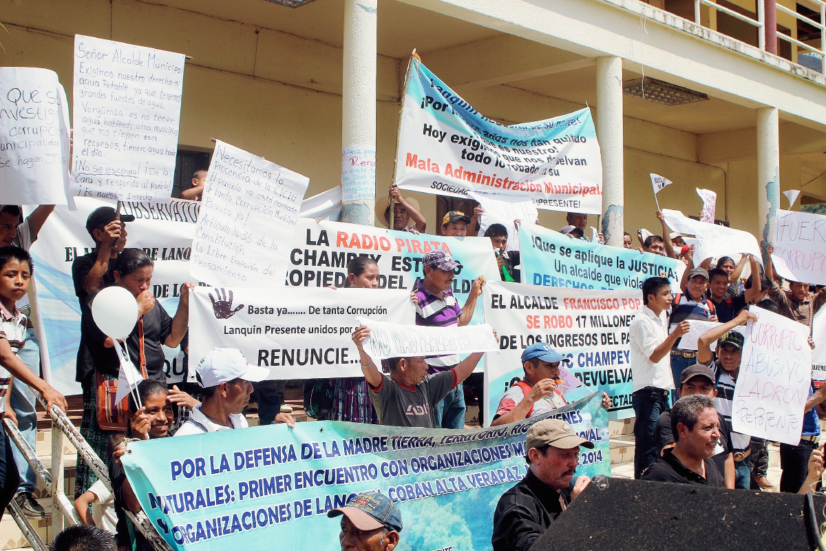Vecinos se plantaron frente a la comuna para pedir la renuncia del alcalde, Francisco Pop. (Foto Prensa Libre: Martín Tax)