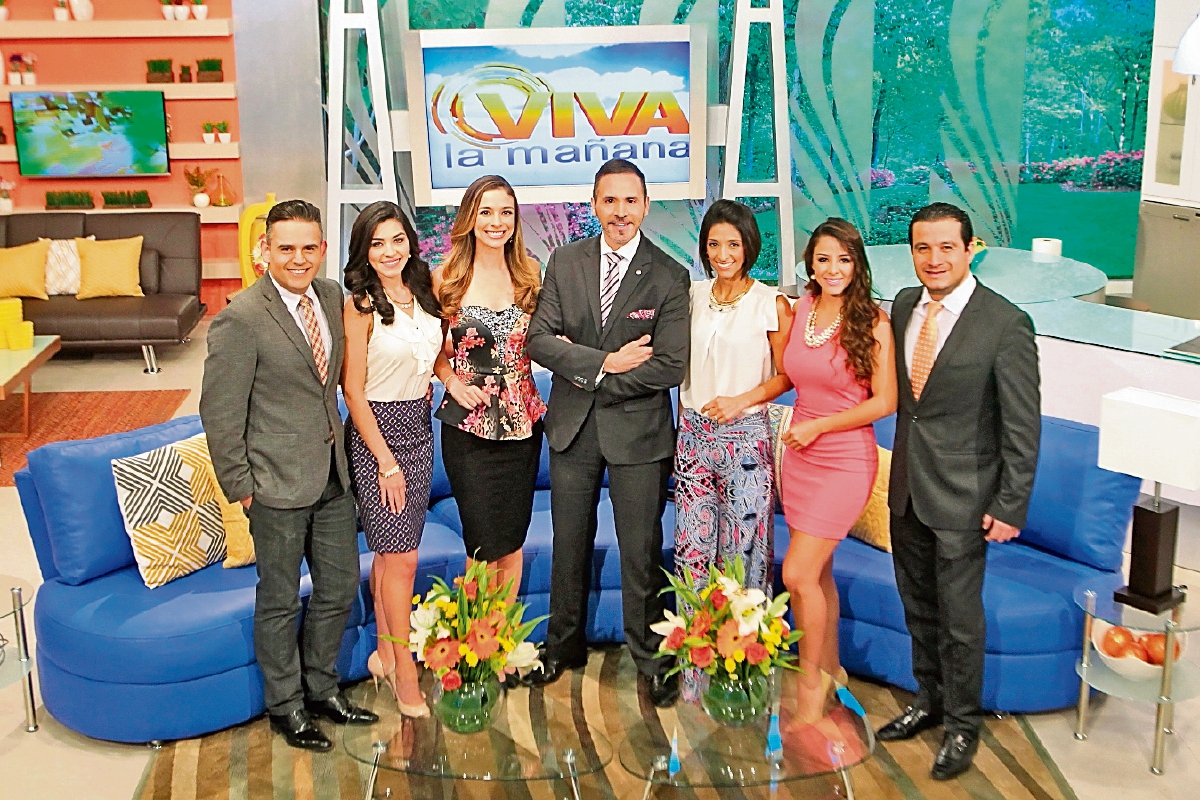 El equipo de VLM está integrado por siete conductores que presentan cada mañana temas de interés para la audiencia, pero tras ellos hay todo un grupo que colabora en la producción del mismo. (Foto Prensa Libre: Álvaro Interiano)