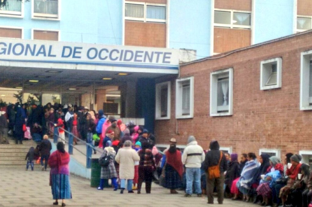 Decenas de pacientes esperan ser atendidos en el Hospital Regional de Occidente. (Foto Prensa Libre: María José Longo)