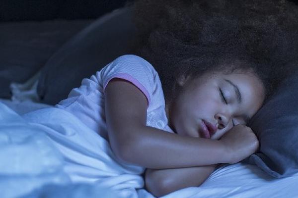 LOS niñoS deben descansar en un ambiente agradable y con poca iluminación.