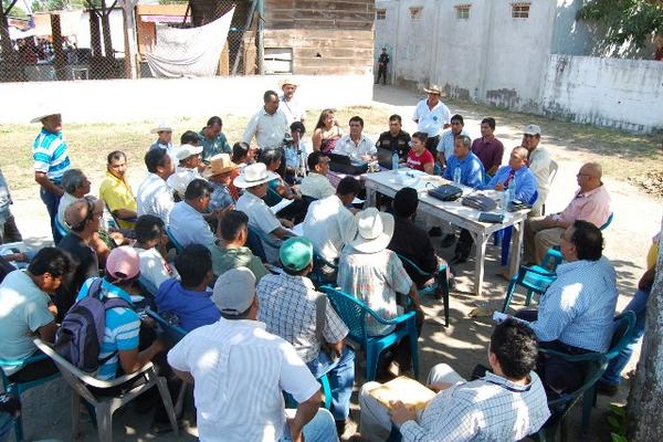 Vecinos y delegados del Organismo Judicial dialogan sobre las instalaciones para un juzgado de Paz. (Foto Prensa Libre: Alex Coyoy)<br _mce_bogus="1"/>