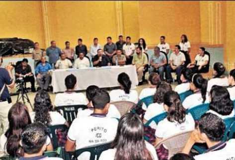 Alcaldes y líderes en conferencia de prensa en la que rechazan las operaciones de minera. (Foto Prensa Libre: Archivo)