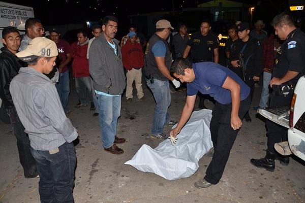 El joven murió antes de poder recibir atención médica. (Foto Prensa Libre: Oswaldo Cardona)