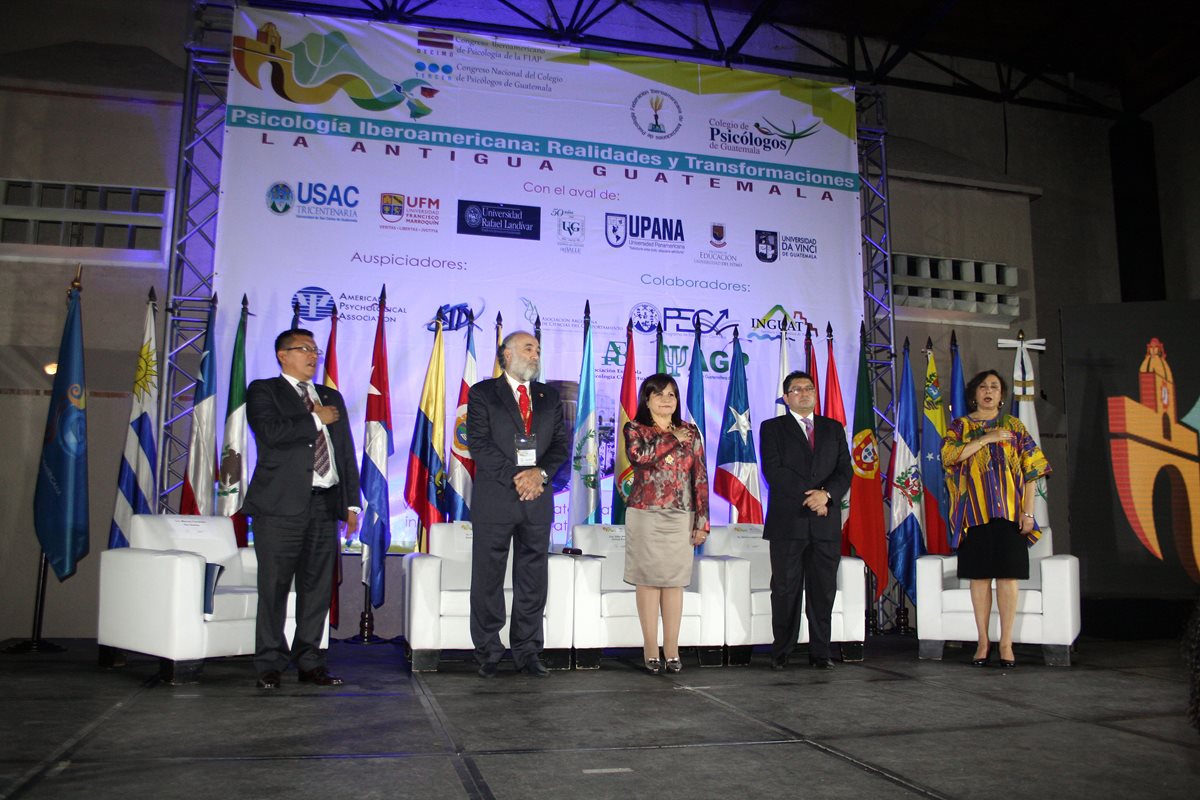 Profesionales de la psicología regional, durante la inauguración del encuentro científico. (Foto Prensa Libre: Renato Melgar)