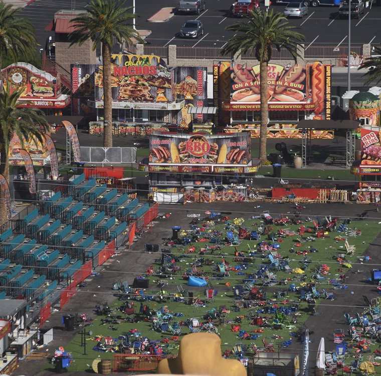 Así luce la escena donde decenas de personas que participaban del concierto en Las Vegas, fueron atacadas. (Foto Prensa Libre: AFP)