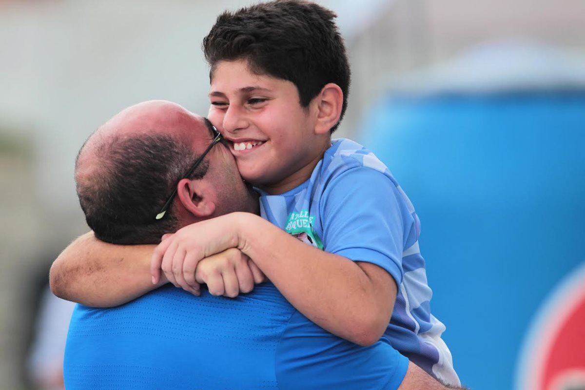 Ehab Aranki festeja con su padre luego de una disputada final. (Foto Prensa Libre: Norvin Mendoza)