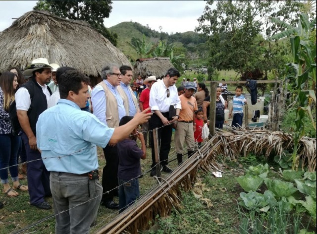El secretario de la OEA, Luis Almagro y el canciller guatemalteco visitan la Zona de Adyacencia. Foto Prensa Libre: Minex.