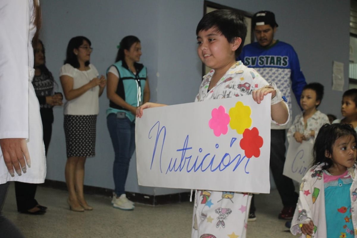 Es la primera vez que los niños realizan un acto cívico dentro del centro médico (Foto Prensa Libre: Hospital San Juan de Dios)