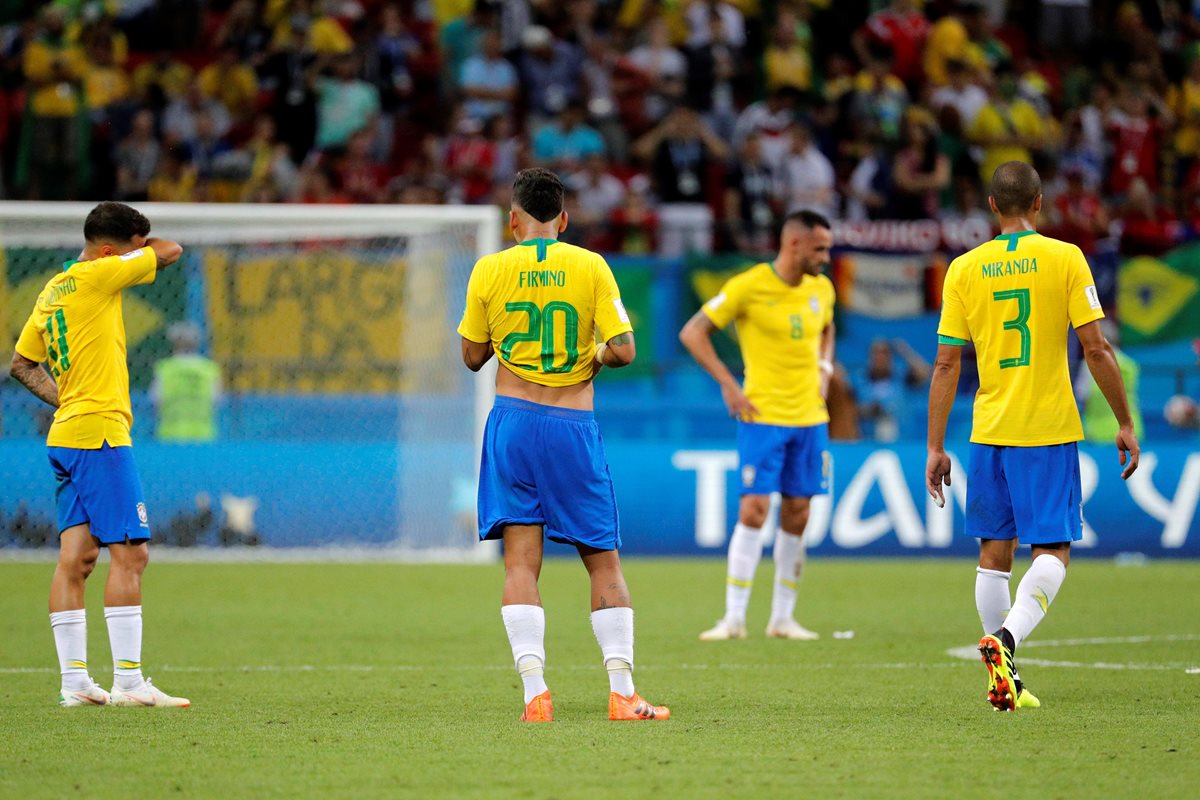 Jugadores brasileños lamentan la derrota 2-1, durante el partido contra Bélgica, de cuartos de final del Mundial de Rusia 2018, en el Kazán Arena. (Foto Prensa Libre: EFE).