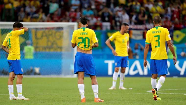 Jugadores brasileños lamentan la derrota 2-1, durante el partido contra Bélgica, de cuartos de final del Mundial de Rusia 2018, en el Kazán Arena. (Foto Prensa Libre: EFE).