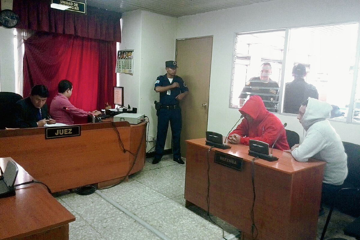 Los abogados escuchan al juez que expone los motivos de detención. (Foto Prensa Libre: Byron Vásquez)