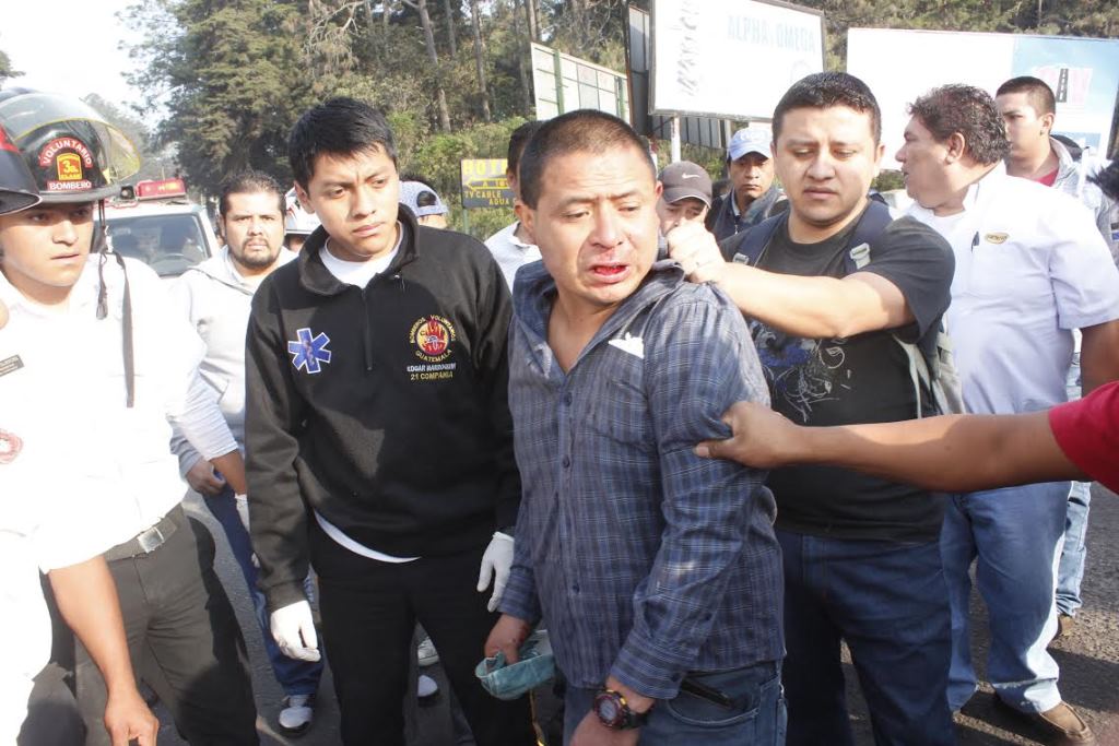 Pasajeros retienen a piloto sindicado de conducir ebrio. (Foto Prensa Libre: Víctor Chamalé).