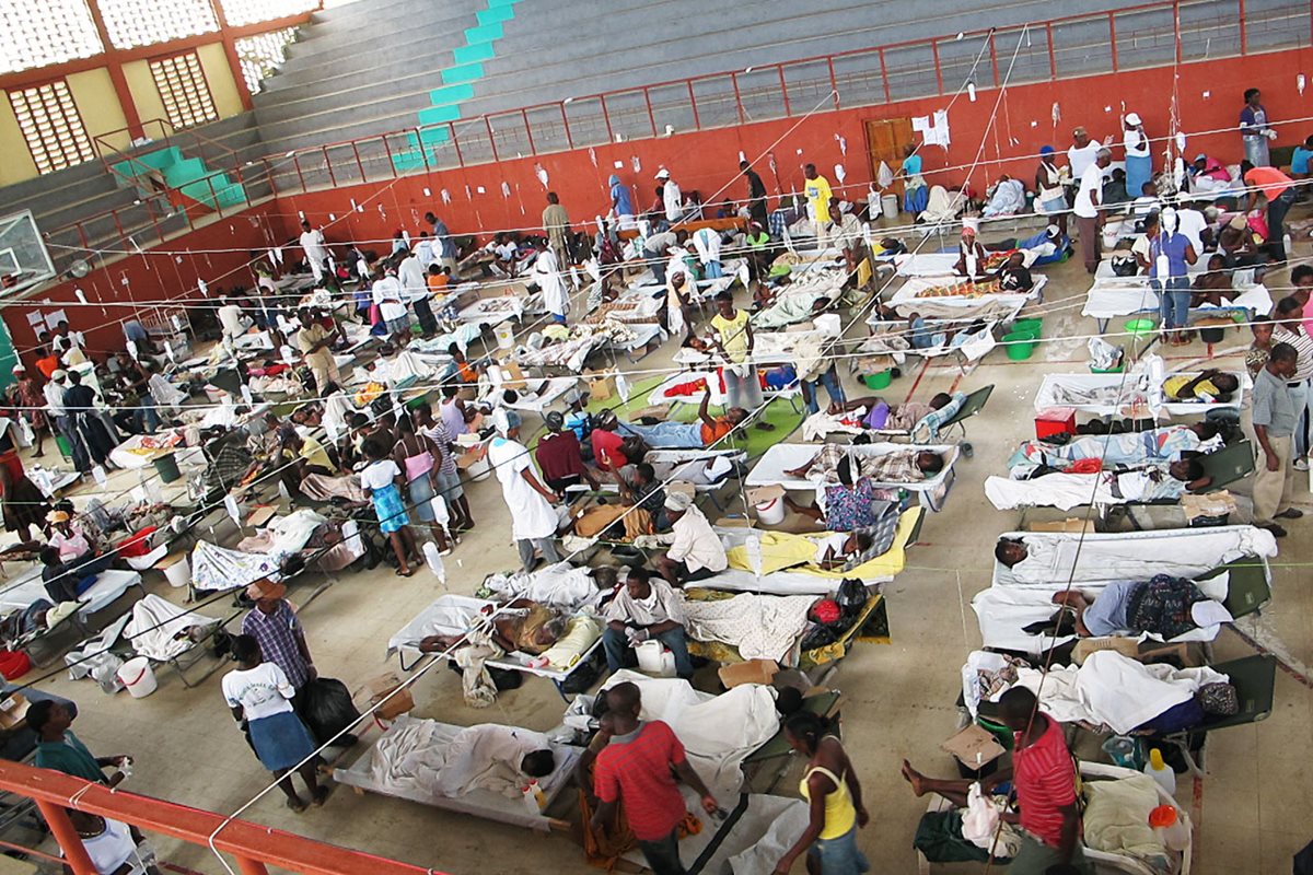 Haitianos infectados por el cólera reciben atención en Puerto Príncipe, Haití.(EFE).