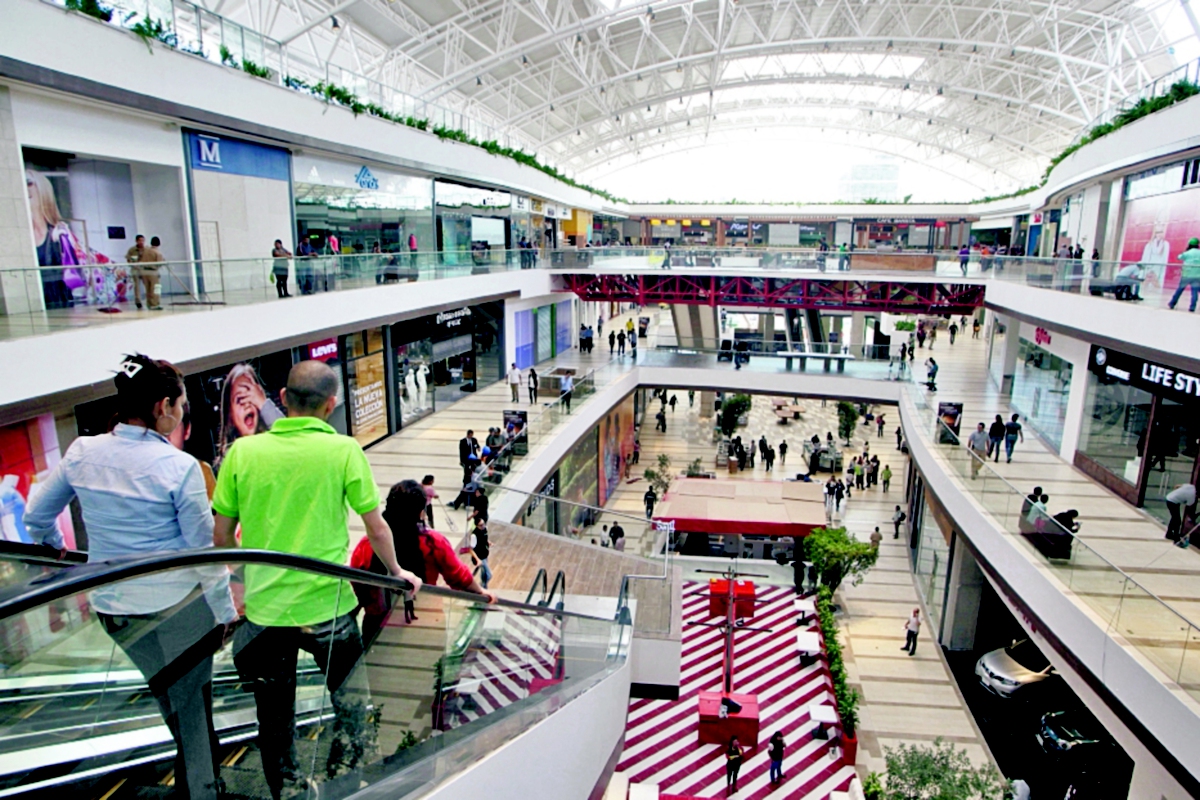 El centro comercial alberga diversos conceptos para atender las necesidades de los clientes. (Foto Prensa Libre: EDWIN BERCIAN)